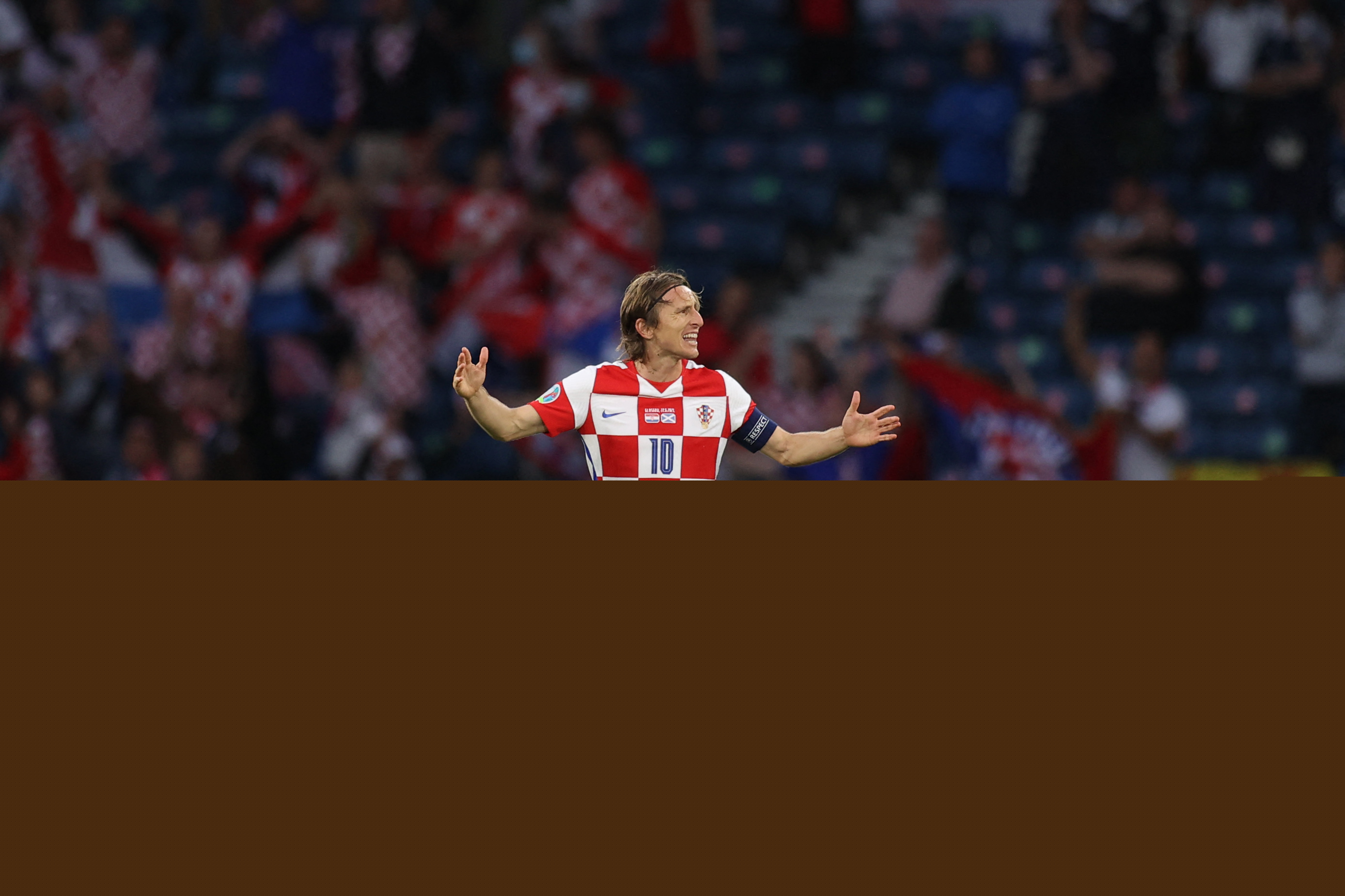 西媒：巴列卡诺球迷大巴在波兰遭50多人蒙面袭击，数人受伤