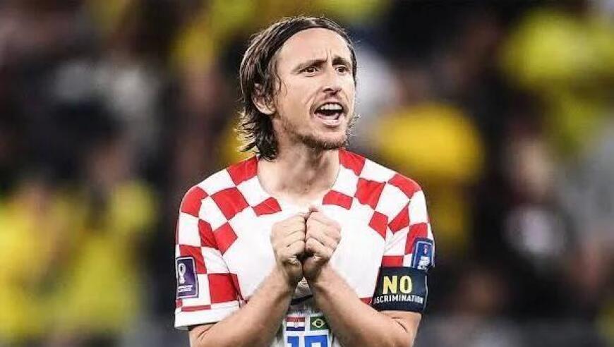 俄极限运动员挑战在1800米高空踢球，进球后做出C罗庆祝动作